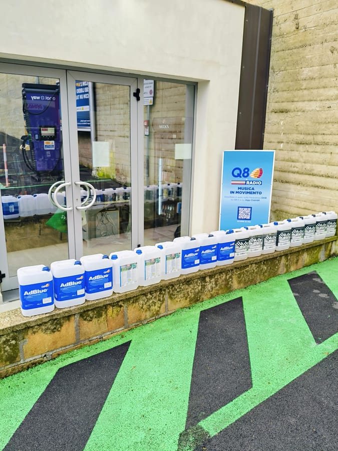 Taniche di AdBlue certificato e colonnina di erogazione Q8 AdBlue presso MegaService