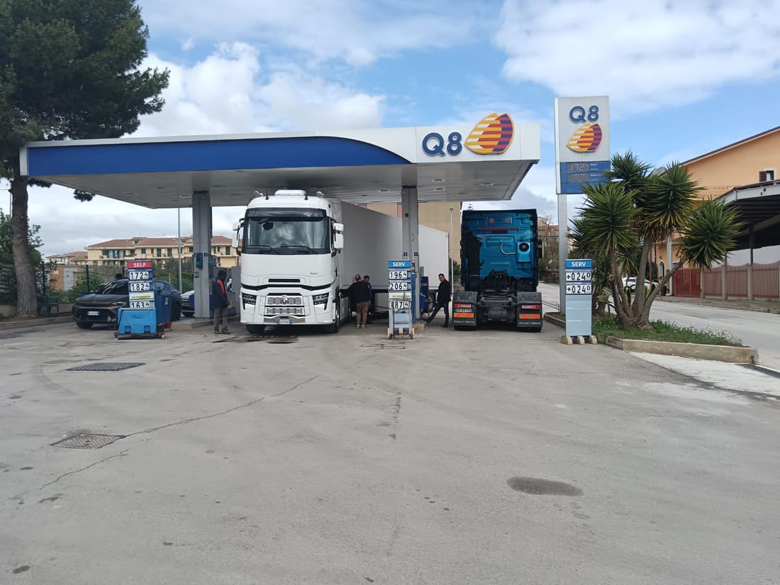 Mezzi pesanti in rifornimento presso la stazione Q8 MegaService di Campobello di Licata