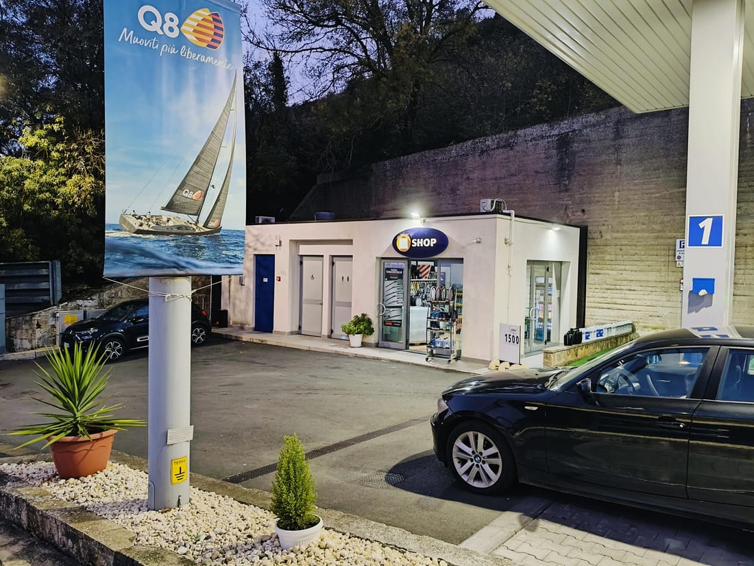 Stazione di servizio Q8 Easy MegaService a Enna, vista serale
